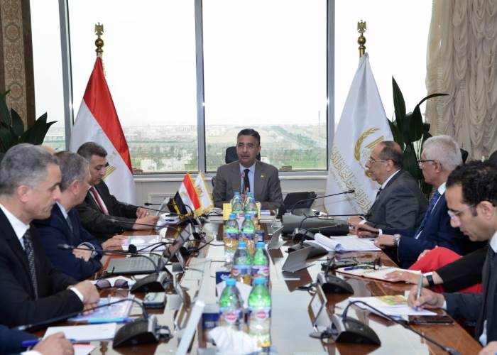 وزير التموين يناقش مع شركة “قها” زيادة المعروض الغذائي وضمان استقرار الأسواق
