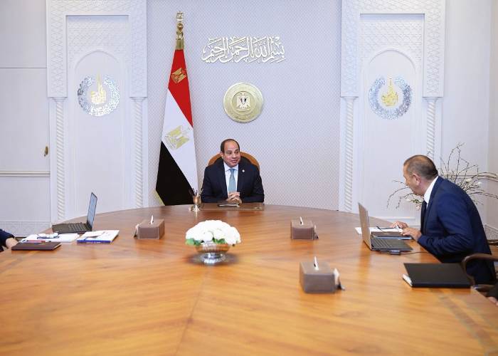 السيسي يتابع تطورات قناة السويس ويؤكد على تعزيز الصناعات البحرية وتطوير الخدمات الملاحية