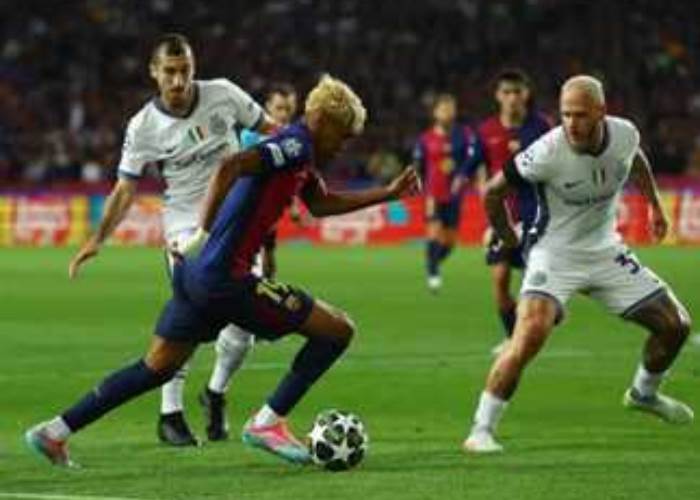 إنتر يحقق فوزاً على برشلونة بهدفين دون رد في الشوط الأول بنصف نهائي دوري الأبطال