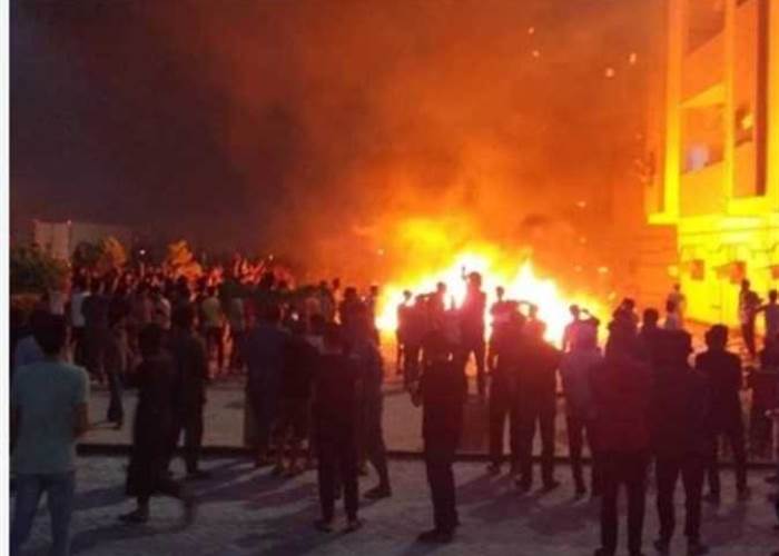 محتجون يدخلون محيط مبنى رئاسة الوزراء الليبية في طرابلس