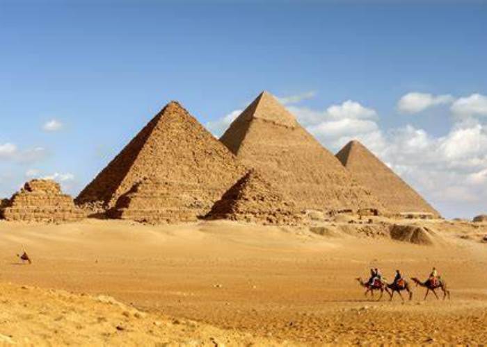 السياحة تكشف تفاصيل هدم أهرامات الملكات في الجيزة