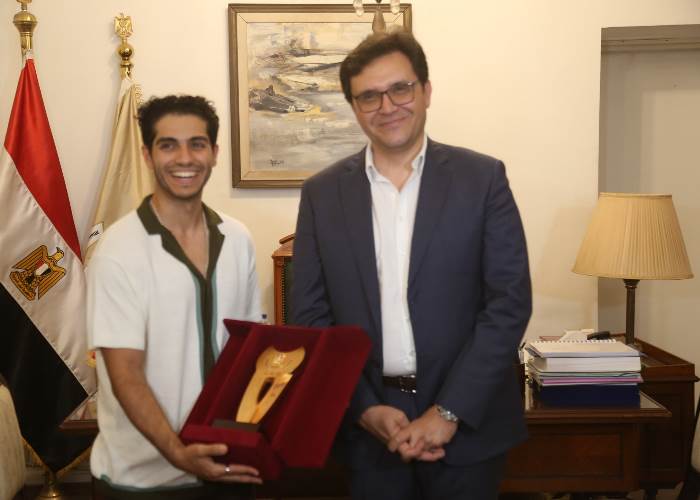 وزير الثقافة يكرم مينا مسعود ويعينه سفيرًا للفنون المصرية عالميًا