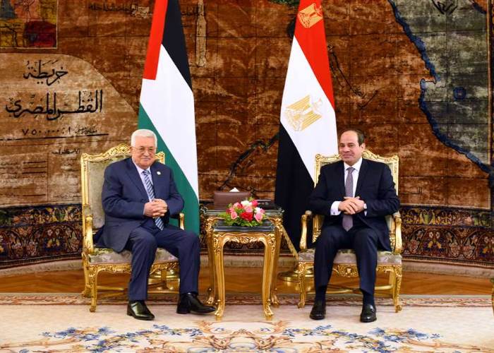 الرئيس السيسي يجتمع مع الرئيس الفلسطيني خلال احتفالات يوم النصر في موسكو