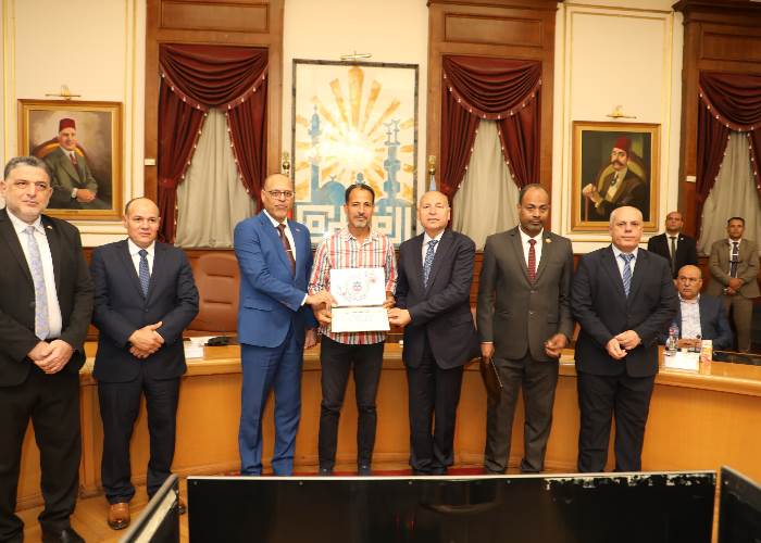 تكريم موظف في وزارة العمل لرفضه رشوة من شركة إلحاق عمالة بالخارج