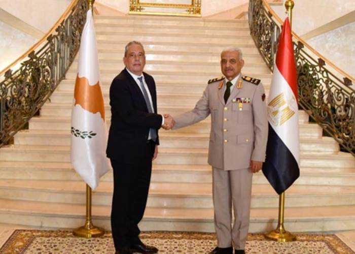 معلومات حول اجتماع الفريق أول عبد المجيد صقر مع وزير الدفاع القبرصي
