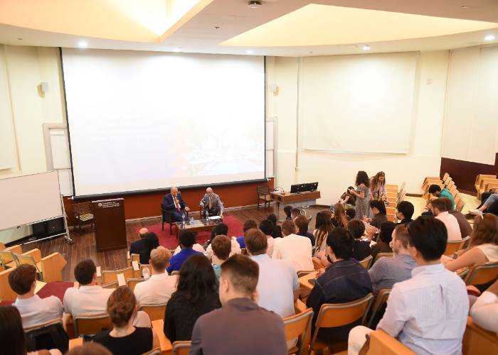 استضافة الجامعة الأمريكية بالقاهرة لطلاب إدارة الأعمال من هارفارد